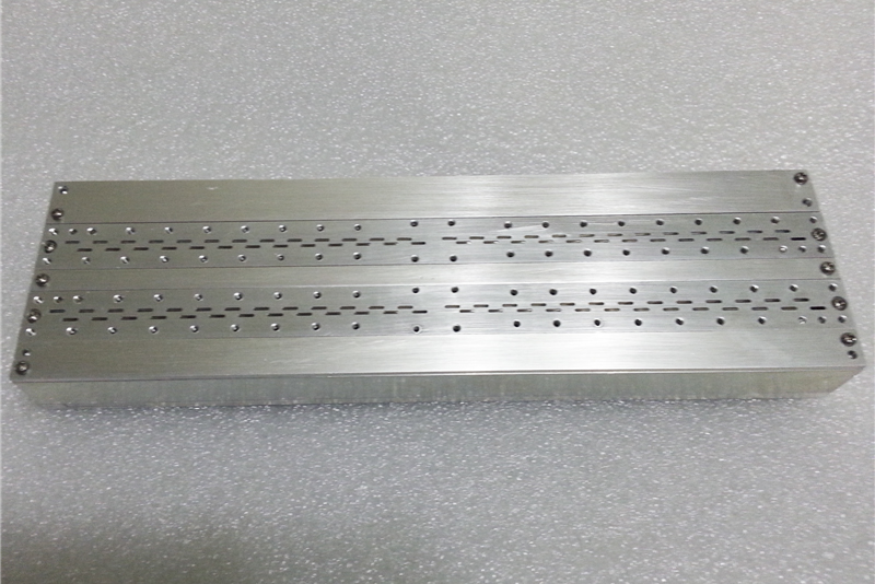 Antenne Planar Slotted Waveguide Array (1)